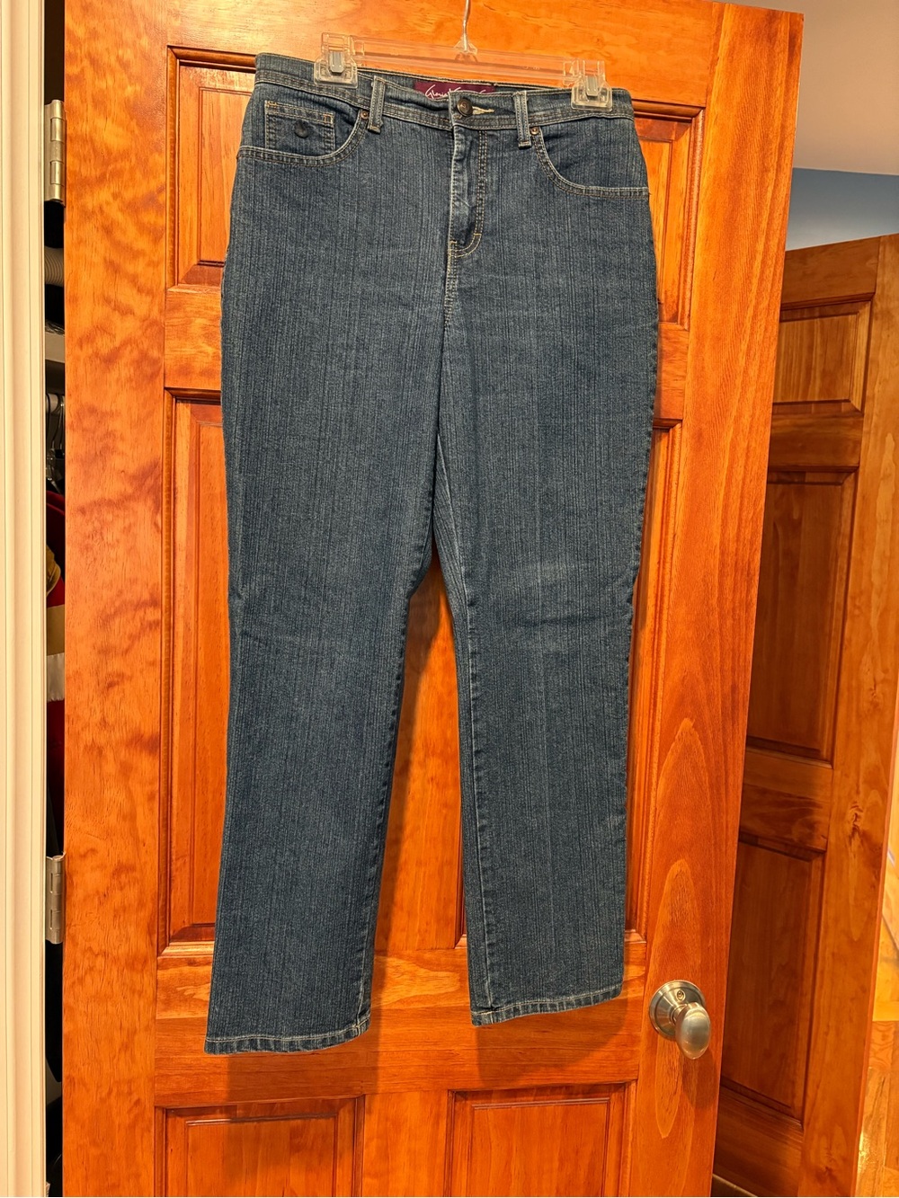Gloria Vanderbilt Straight Leg Jeans in Medium/Dark Blue